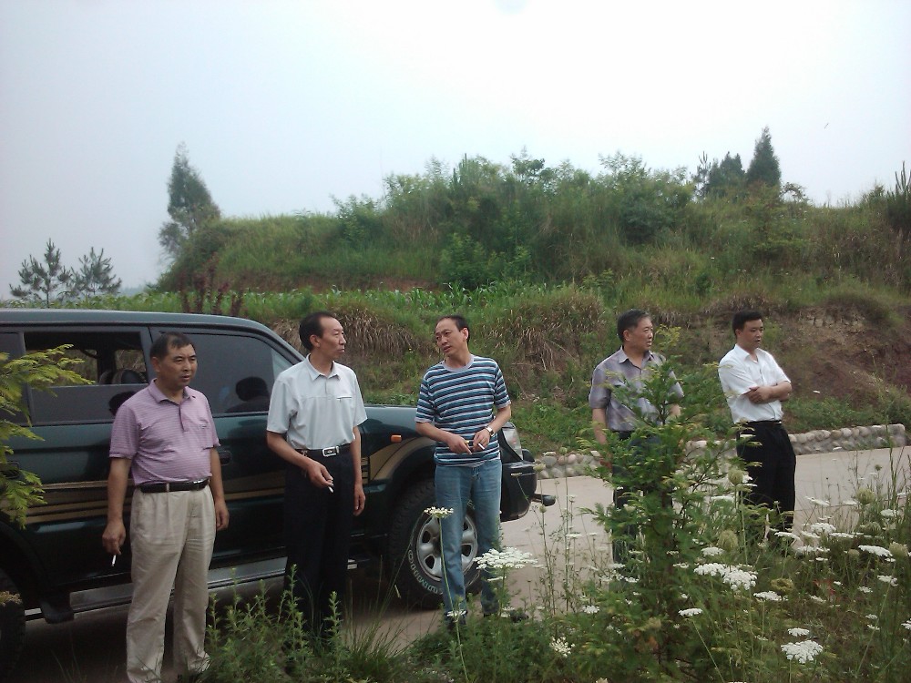 2016081207373904.jpg 2012年6月20日广元市政协副主席、九三学社广元市委主委何成礼调研昭化区核桃产业.jpg