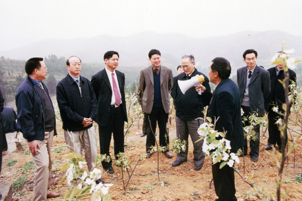 2002年3月22日九三学社中央副主席洪紱曾视察重庆九三援建的元坝果木基地1.jpg