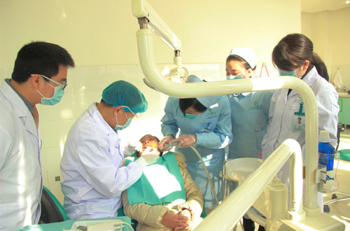 6.钱军(左二)临床示教牙体牙髓疑难病例治疗.jpg