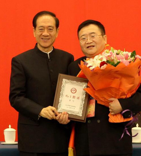 2016101017293308.jpg 韩启德主席为九三楷模翟峰颁奖并合影_副本.jpg