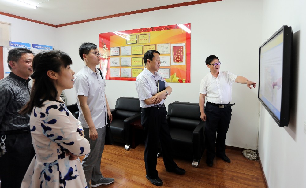 2017051612424108.jpg 苟红旗进机关调研.jpg