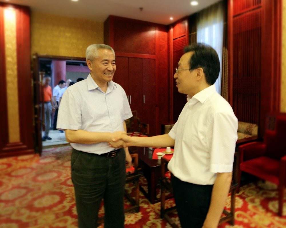 2017101315500801.jpg 与市委书记王菲亲切握手.jpg