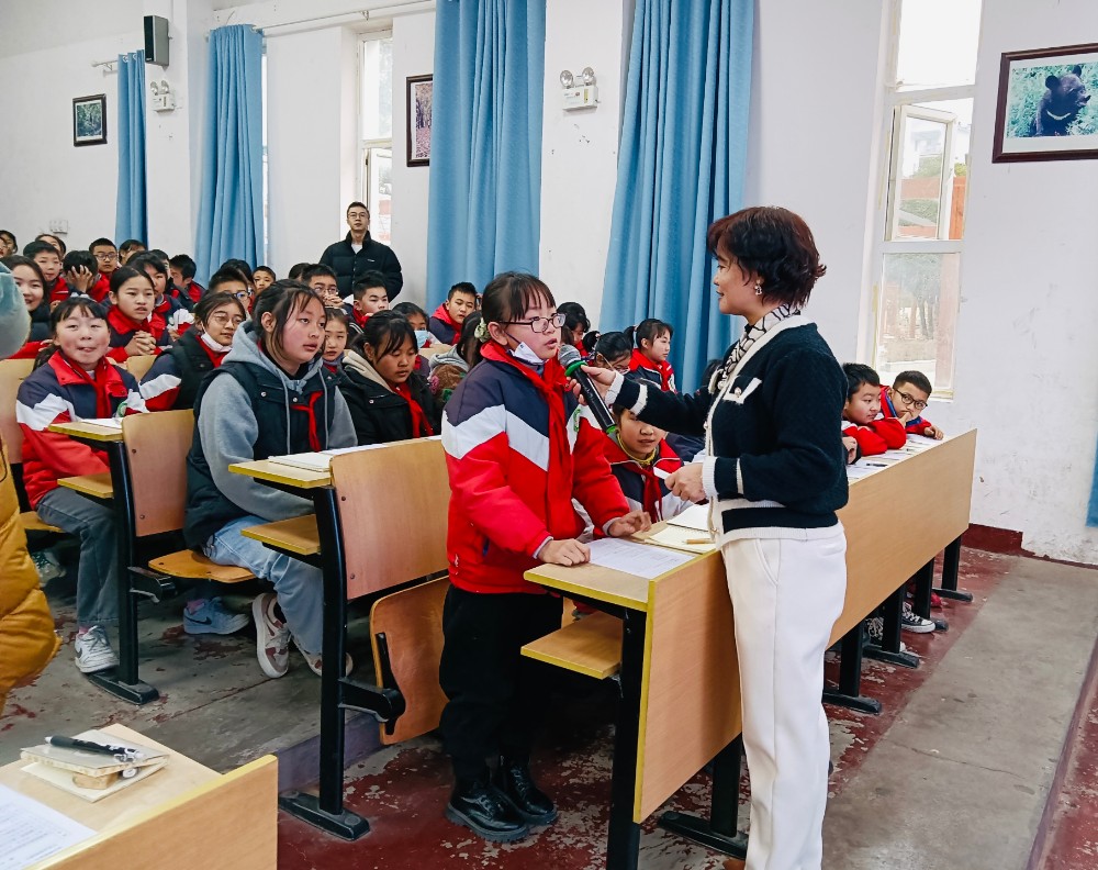 九三学社送青春期心理健康教育专题讲座到青溪小学图片1.jpg