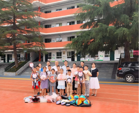 朝天支社慰问暑托班学生(1).png